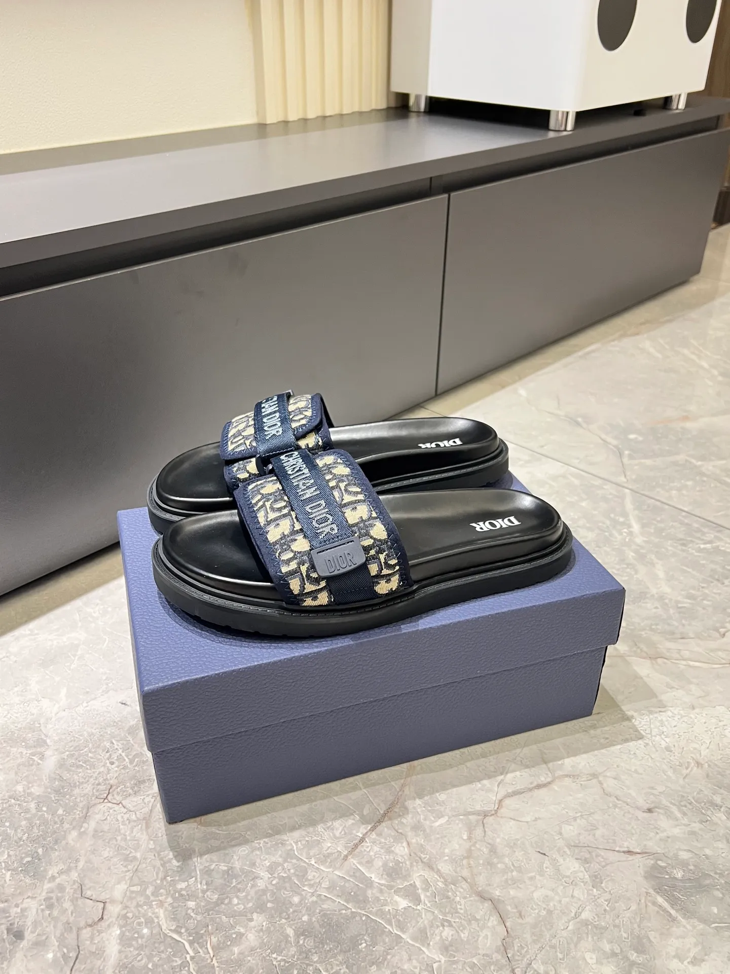 Men's men's shoes 💰p300 Size 38-45 Dior Dior's latest H-Town series Oblique thick sole slippers sandals Original purchase development and production This Dior H-Town sandals pay tribute to the classic logo of sports style and highlight Dior's high-end spirit. Crafted from black rubber with a beige and black Oblique printed upper, it's accentuated with tonal calfskin details. The rubber sole incorporates a variety of elements and is embellished with the Dior logo for a refined, futuristic look. Can be worn with shorts or jeans. Comes with exquisite packaging at the counter 🛍📦 ▪️ Fabric: Original customized imported Oblique embroidery ▪️ Lining: Imported soft sheepskin ▪️ Sole: Original molded ultra-light foam material ▪️ Bottom thickness: 4CM